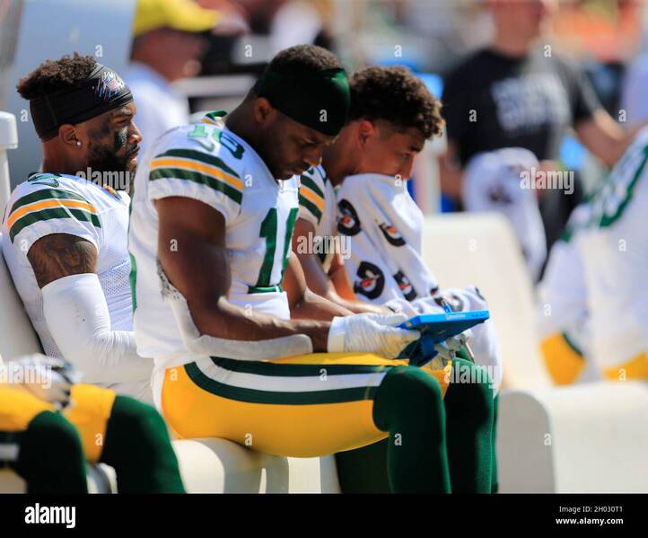 cincinnati-ohio-usa-10th-oct-2021-green-bay-packers-wide-receiver-randall-cobb-18-looks-at-a-tablet-on-the-sideline-at-the-nfl-football-game-between-the-green-bay-packers-and-the-cincinnati-bengals-at-paul-brown-stadium-in-cincinnati-ohio-jp-waldroncal-sport-mediaalamy-live-news-2H030T1.jpg