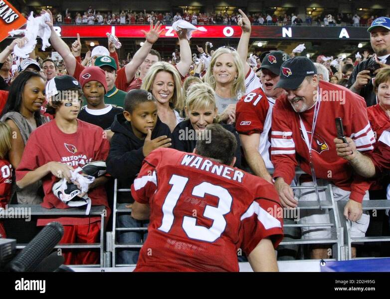 arizona-cardinals-quarterback-kurt-warner-leans-to-kiss-his-wife-brenda-after-the-cardinals-defeated-the-green-bay-packers-in-overtime-in-their-nfl-playoff-game-in-glendale-arizona-january-10-2010-reutersrick-scuteri-united-states-tags-sport-football-2D2H95G.jpg