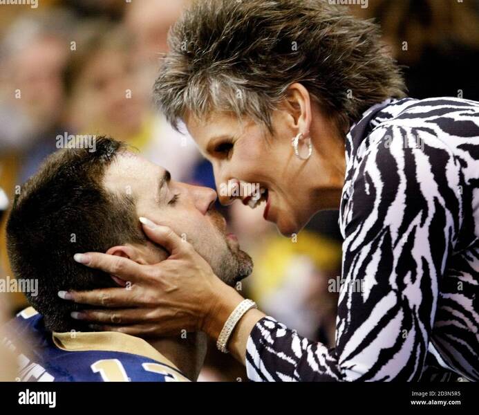 st-louis-rams-quarterback-kurt-warner-kisses-his-wife-brenda-after-the-rams-defeated-the-green-bay-packers-45-17-in-the-nfc-divisional-playoffs-in-the-dome-at-americas-center-in-st-louis-january-20-2002-the-rams-next-meet-the-philadelphia-eagles-for-the-nfc-championship-reutersmike-blake-jmhk-2D3N5R5.jpg