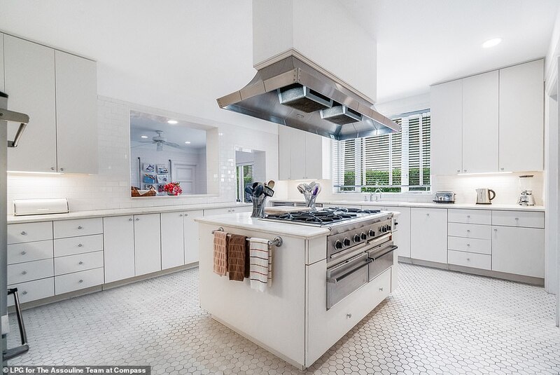 50650777-10216413-Meanwhile_the_stunning_crystal_white_kitchen_in_the_home_is_perf-a-80_1637231986531.jpg